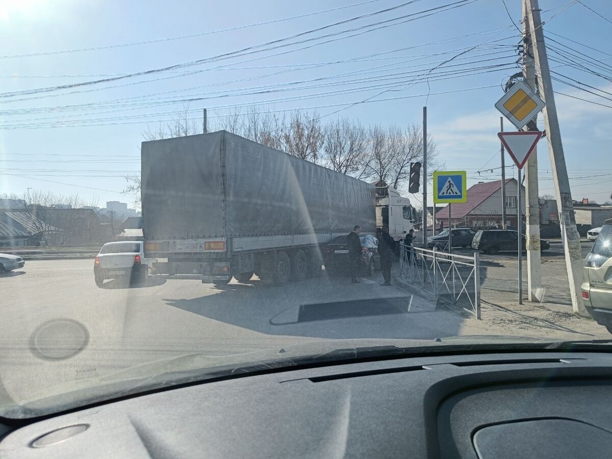 При повороте направо большегруз зажимает легковой автомобиль, кто виноват в  данной ситуации. Ответ автоюриста. | Автоюрист. Всё о ДПС. | Дзен