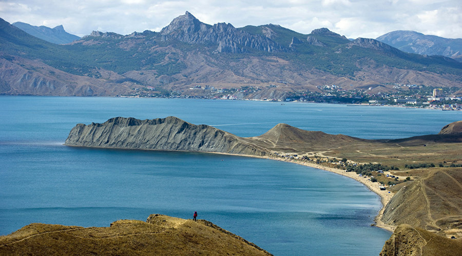 Мыс Хамелеон и поселок Коктебель (на дальнем плане) в Крыму // Фото: RIA Novosti, Сергей Мальгавко