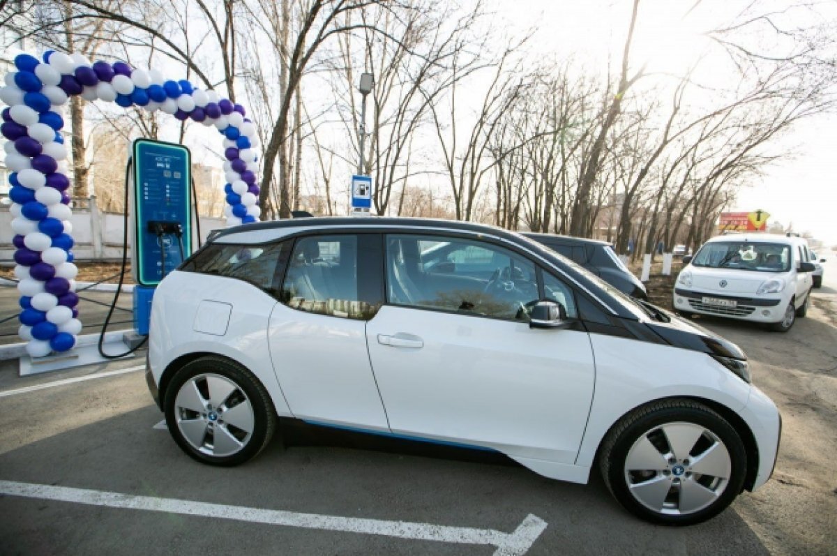    В Оренбурге представили зарядные станции для электромобилей