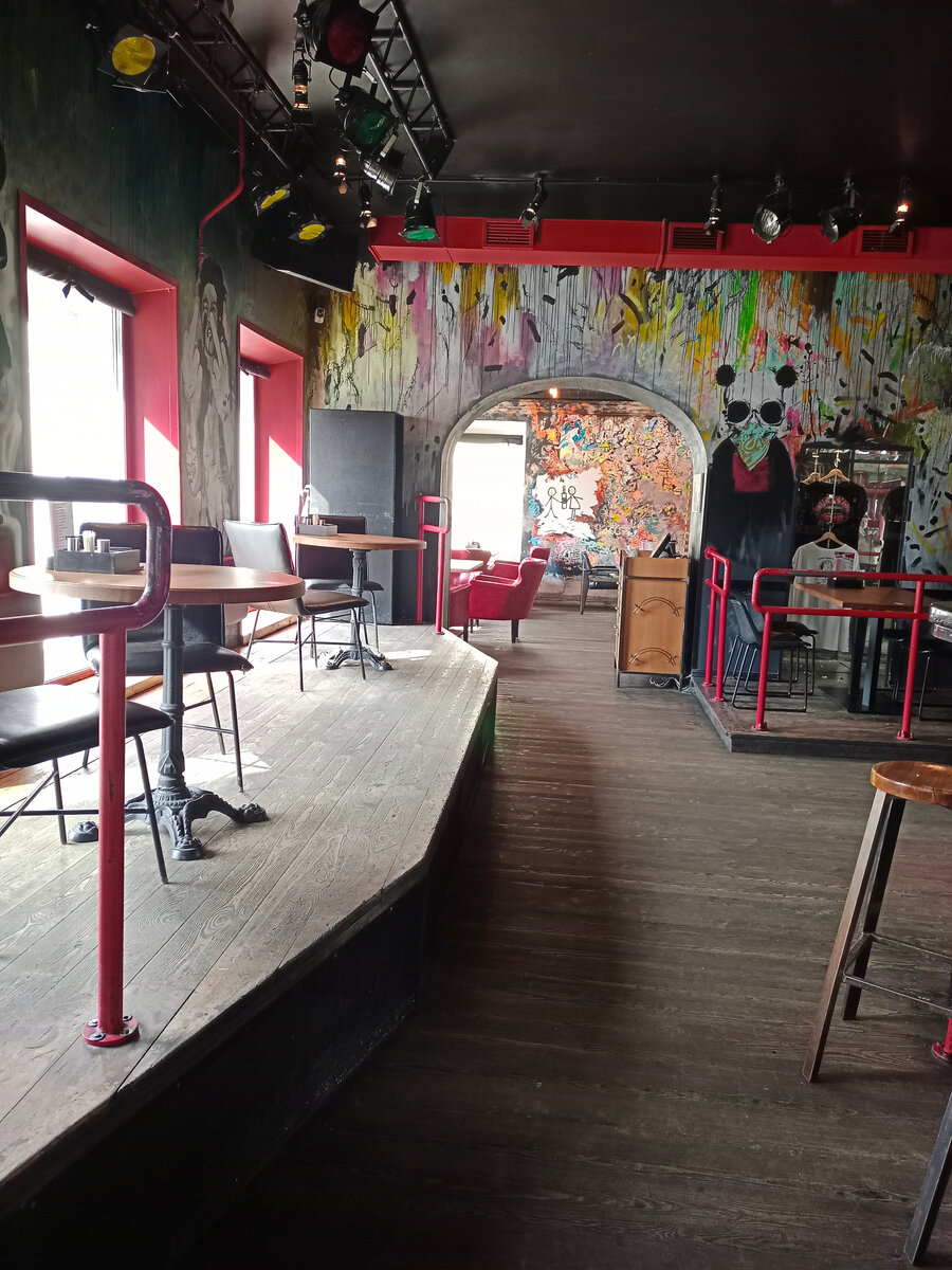 Вид на дальний зал, днём он закрыт