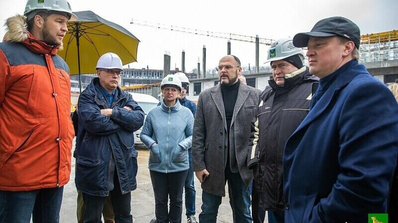     Глава Владивостока Константин Шестаков и его команда уже в который раз чётко дают понять: всё, что связано с образованием, находится в приоритете. Команда Шестакова давно и прочно взяла курс на позитивные изменения в этой сфере жизни города.