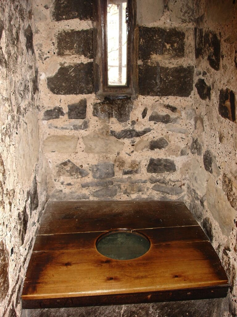 Где все яйца в toilet tower. Туалеты в средневековых замках Европы. Туалет в замке в средневековье. Туалеты в Европе в средние века. Канализация в замках средневековья.