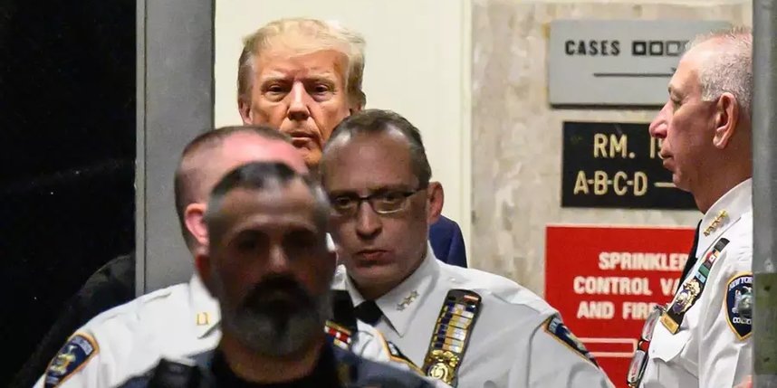    На Трампа не надевали наручники.ED JONES / AFP