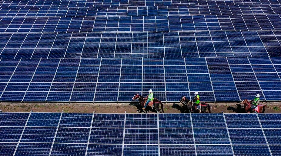 Снимок солнечной фермы для Greenlab, производителя выращенных в лабораторных условиях алмазов с более чем 1000 реакторами, расположенными на четырех заводах в Сурате. Смит Патель из Greenlab сказал, что в индийской алмазной промышленности, выращенной в лабораторных условиях, наблюдается “взрывной и экспоненциальный рост”. 