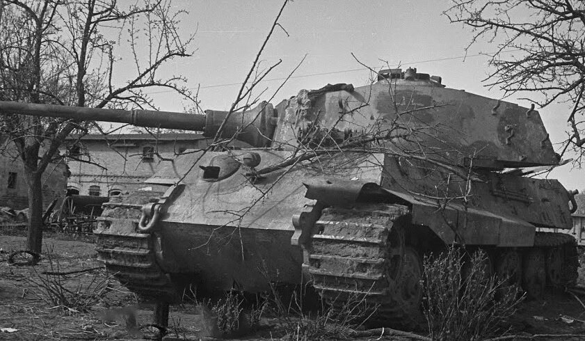 Подбитый немецкий танк.