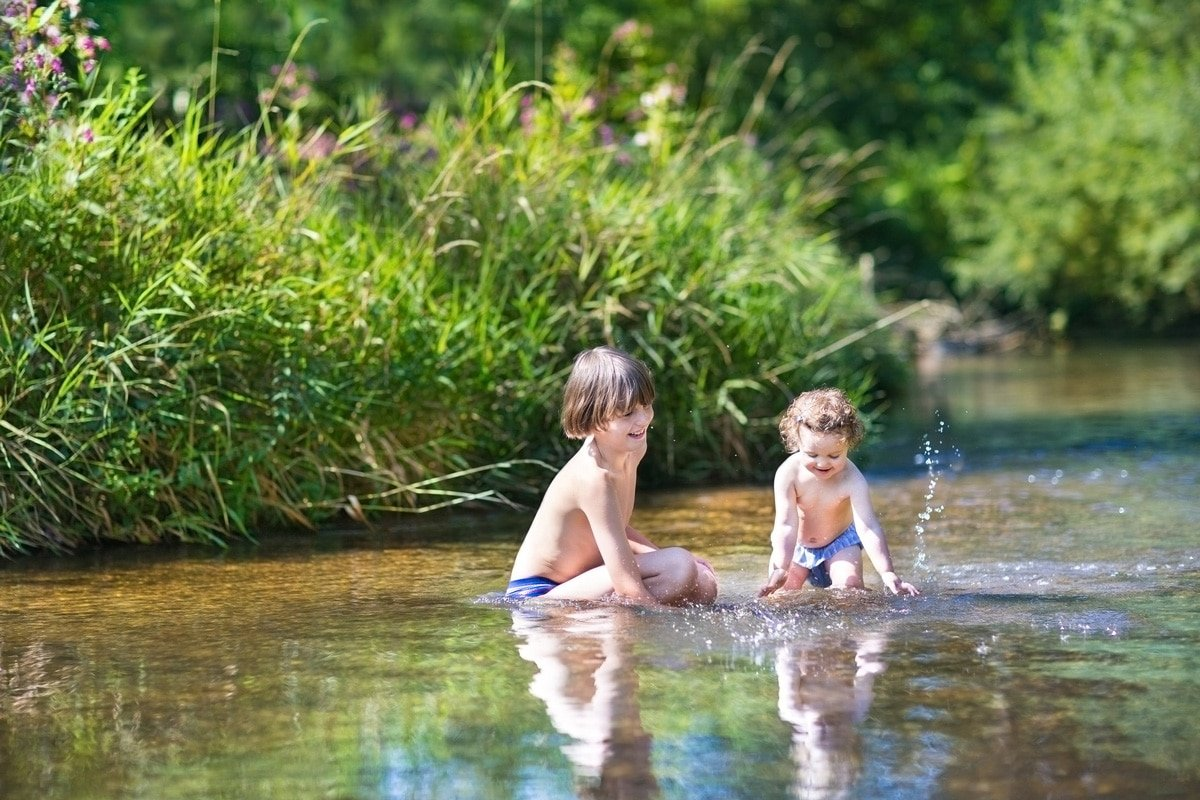 Купание в деревне. Дети на озере. Река для детей. Дети купаются в реке. Купание на речке.