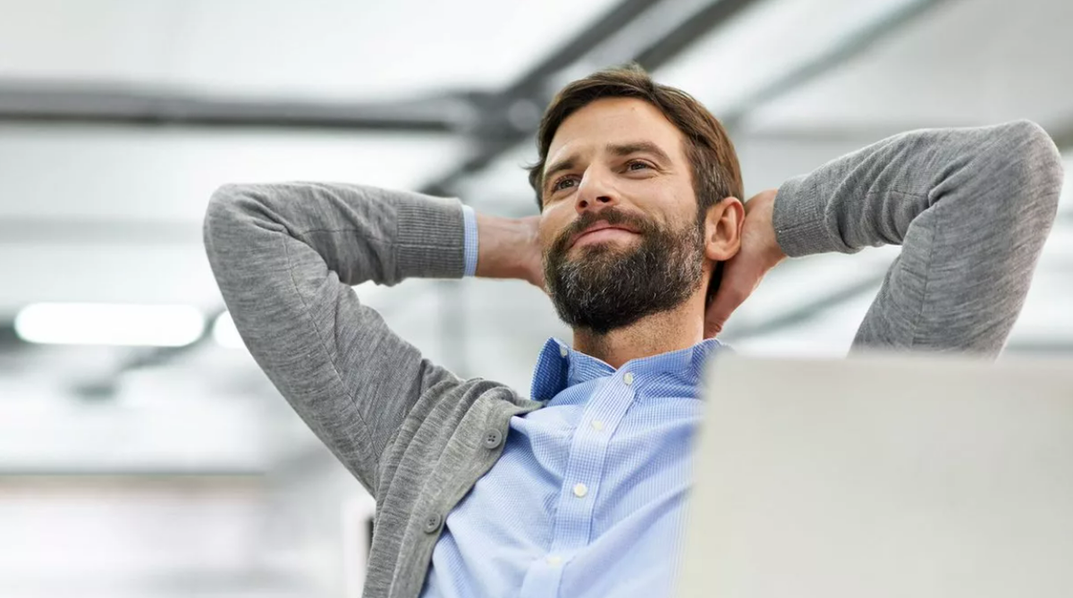 компьютер и человек. злость офис. человек за компьютером. человек за ноутбуком. человек на работе.