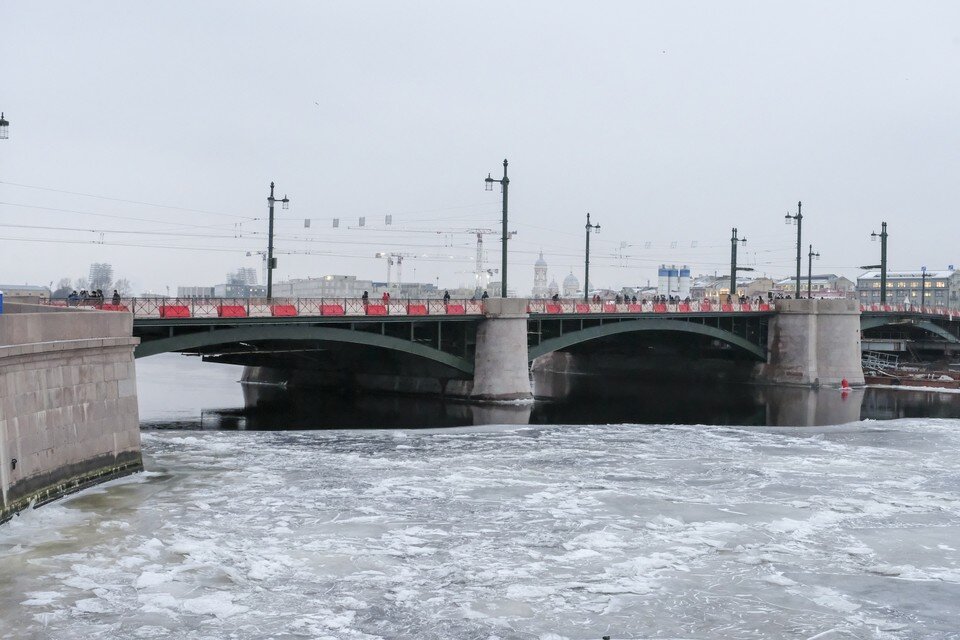     Движение по Биржевому мосту в Петербурге закроют с 10 апреля. Артем КИЛЬКИН (архив)