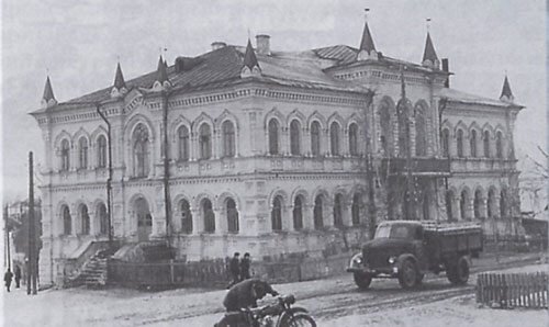 Здание школы № 1 (город Реж). Фото: материал «Старинные фотографии города Реж»
