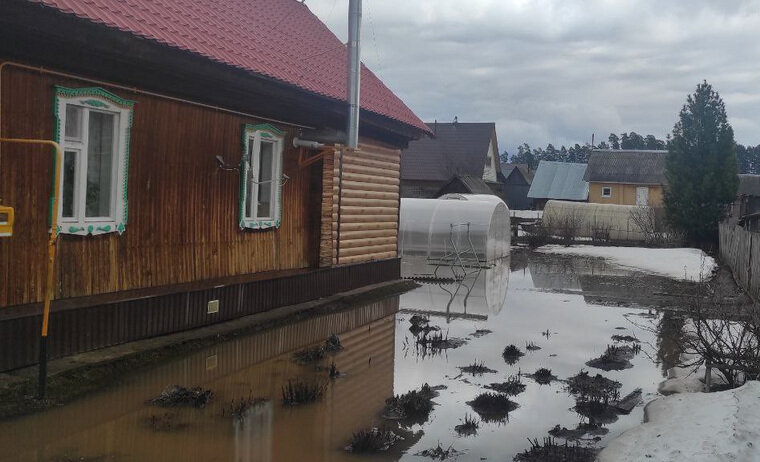    Жители села несколько лет просят местные власти помочь с установкой трубы для отвода талых вод