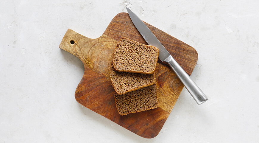 1. Для приготовления бутерброда с печенью трески нарежьте бородинский хлеб ломтями. Если хотите, подсушите.