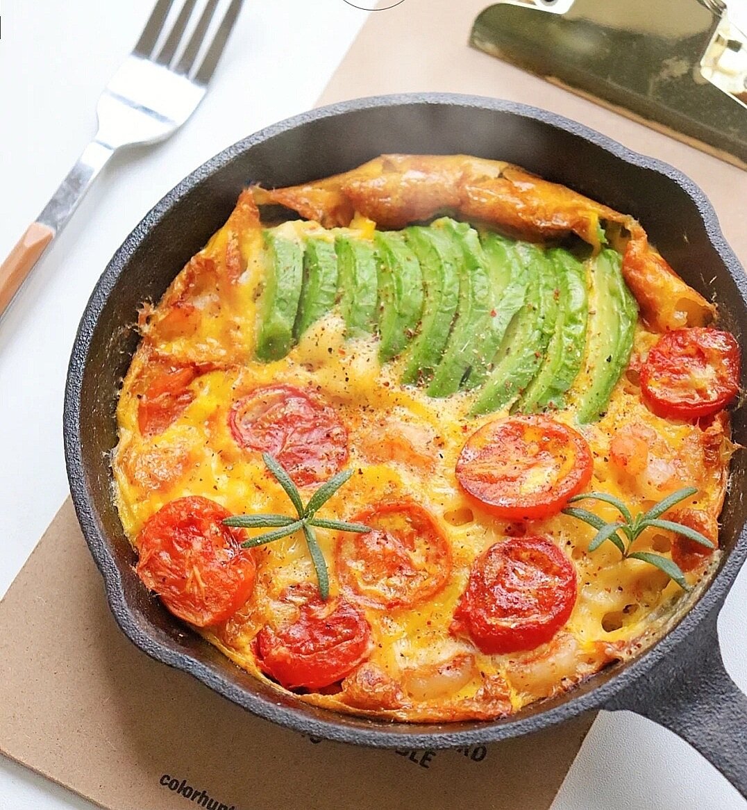 Яичница с авокадо и томатами черри.