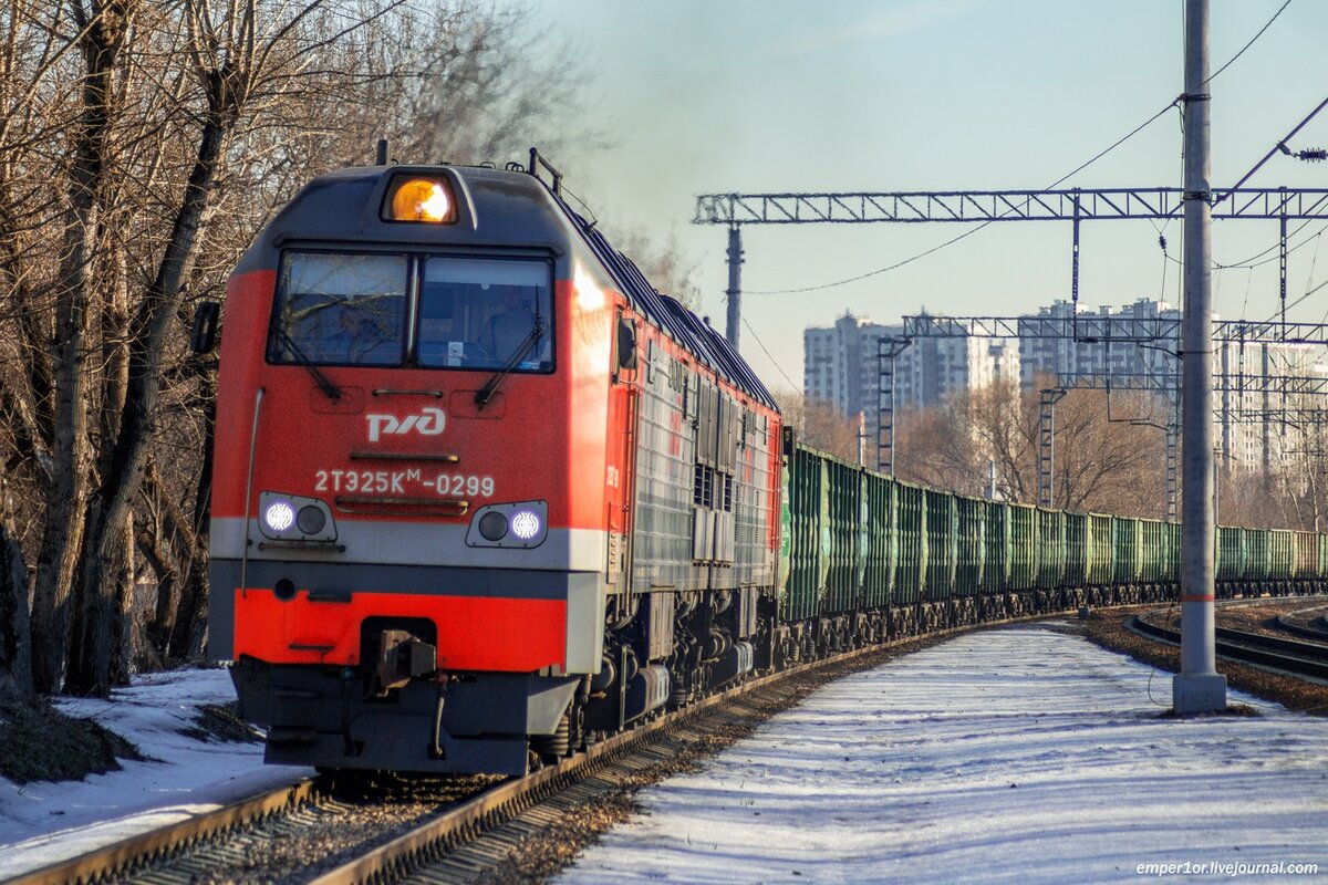 Тепловоз 2ТЭ25КМ-0299 с грузовым поездом, перегон Владыкино - Бескудниково 