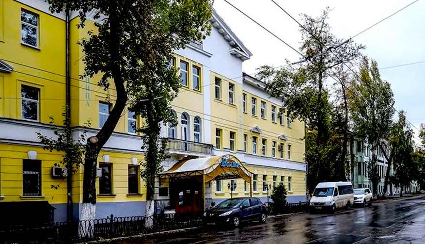 Высокий рустованный первый этаж визуально придает всему зданию основательность.