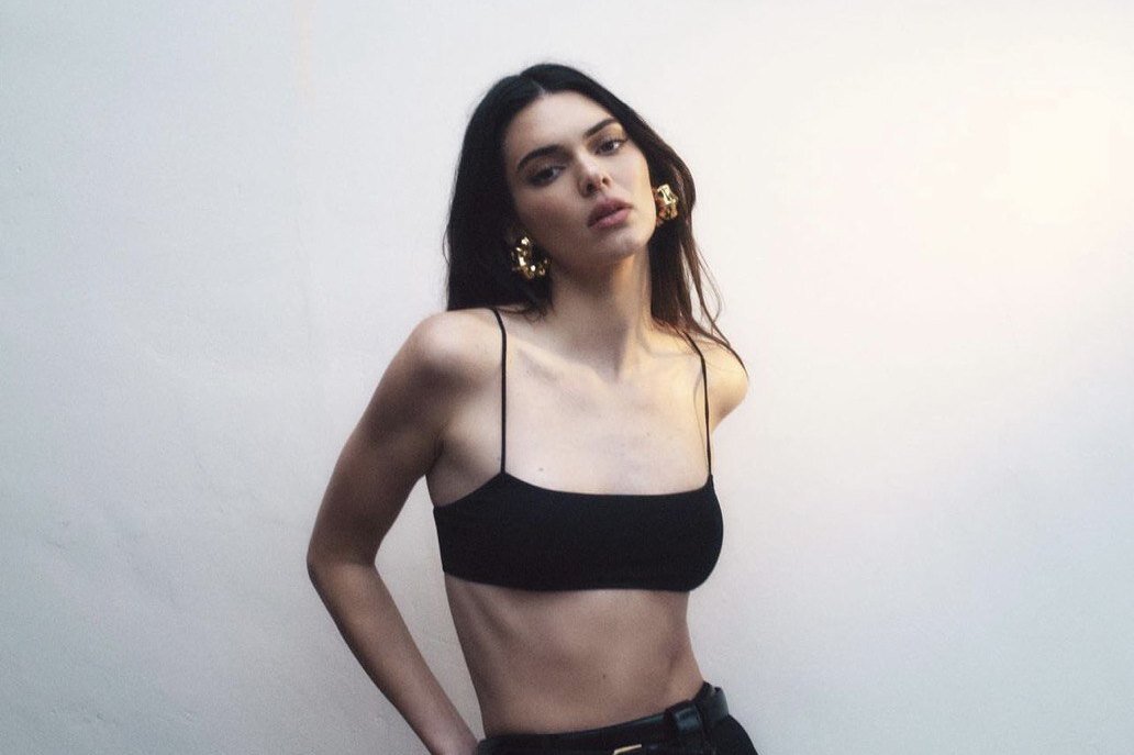     Кендалл Дженнер демонстрирует самый сексапильный тренд лета-2023