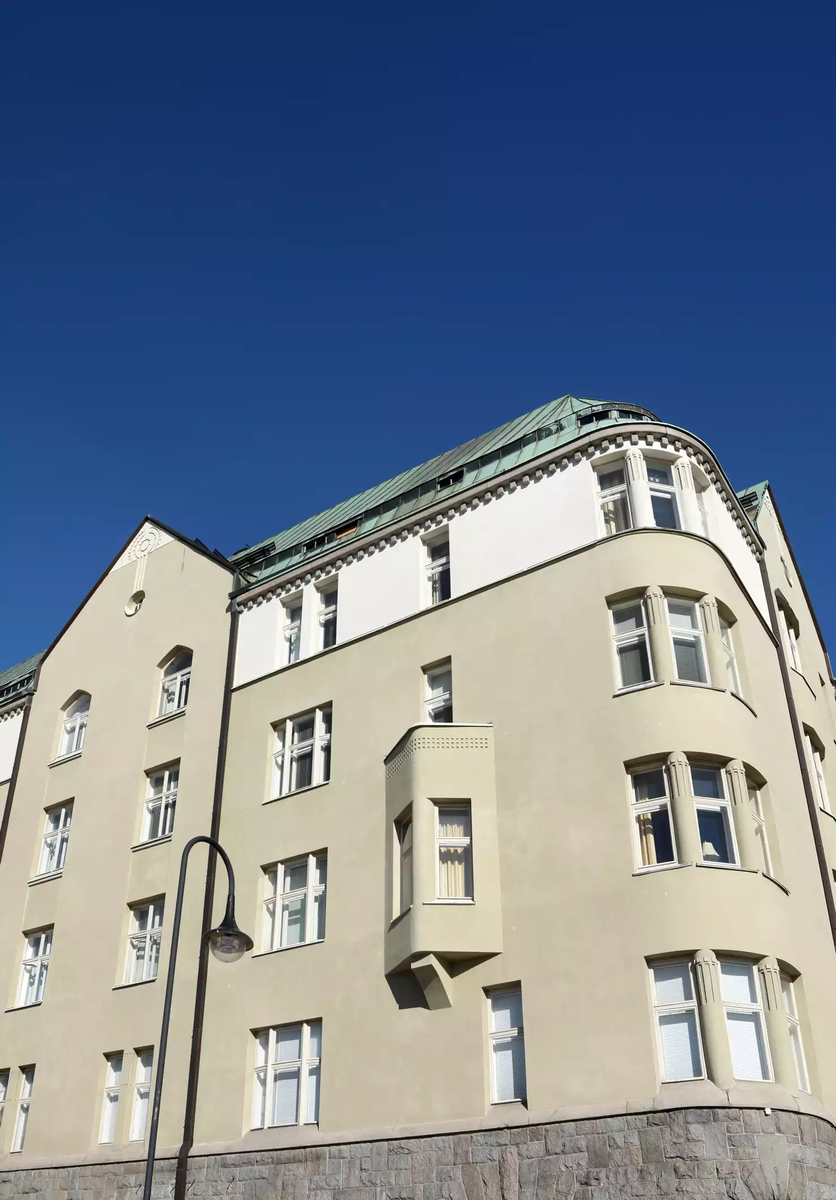 Так выглядит дом, где находится та самая квартира. Здание построили в 1907 году, стиль — модерн