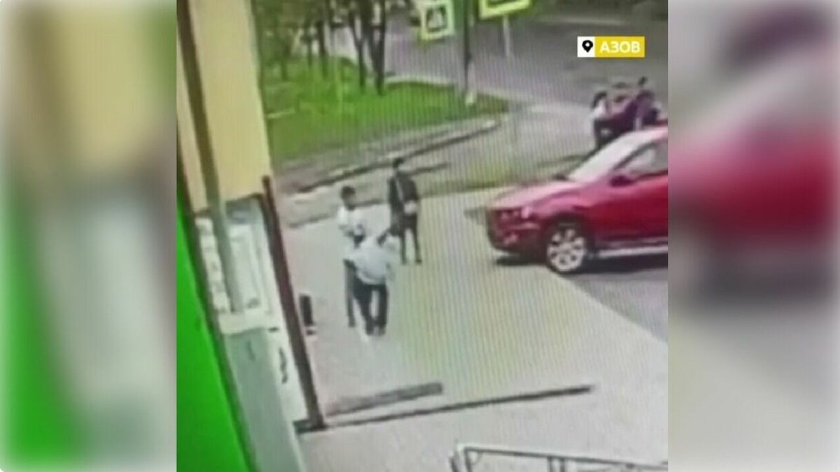     В Азове мужчина набросился на девушку и избил ее до потери сознания, сообщили очевидцы в соцсети «ВКонтакте».