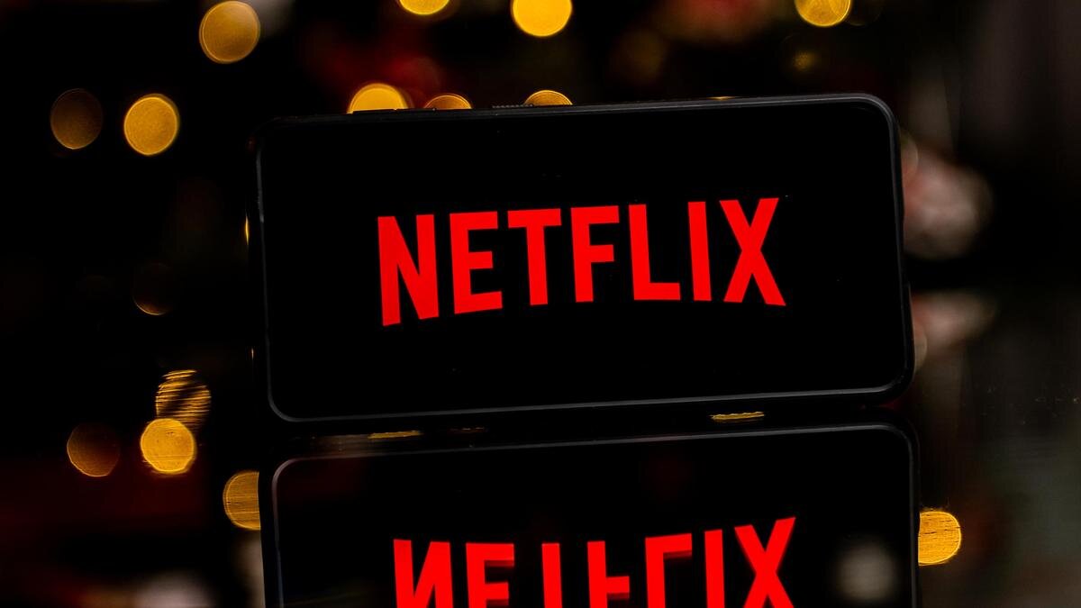    Логотип Netflix на экране смартфона:Mateusz Slodkowski/SOPA Images/LightRocket/Getty Images