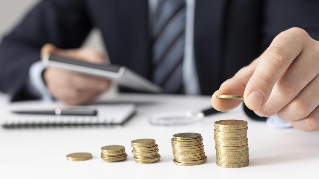    Мужчина складывает монеты в столбики:freepik.com