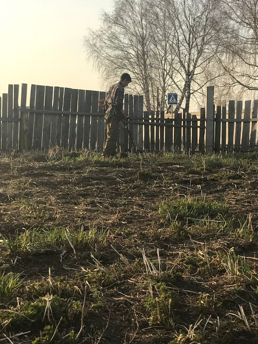    Вот так ищут ценности на огородах современные кладоискатели. Фото: личный архив
