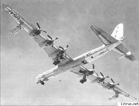 Стратегический бомбардировщик RB-56Н, выполнявший в 50-е годы разведывательные полеты над территорией СССР, в момент сброса осветительной бомбы из специального люка. 