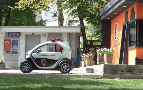 На фото - туристическая полиция в Стамбуле