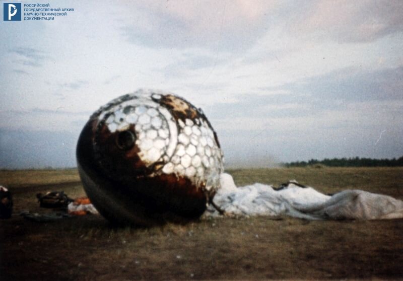 Спускаемый аппарат корабля «Восток» (3КА № 3) на месте приземления. 12.04.1961. РГАНТД. Арх. № Д1-1846цв