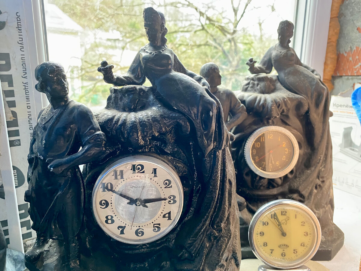 У нормальных людей на подоконниках цветы, а у нас - часы))