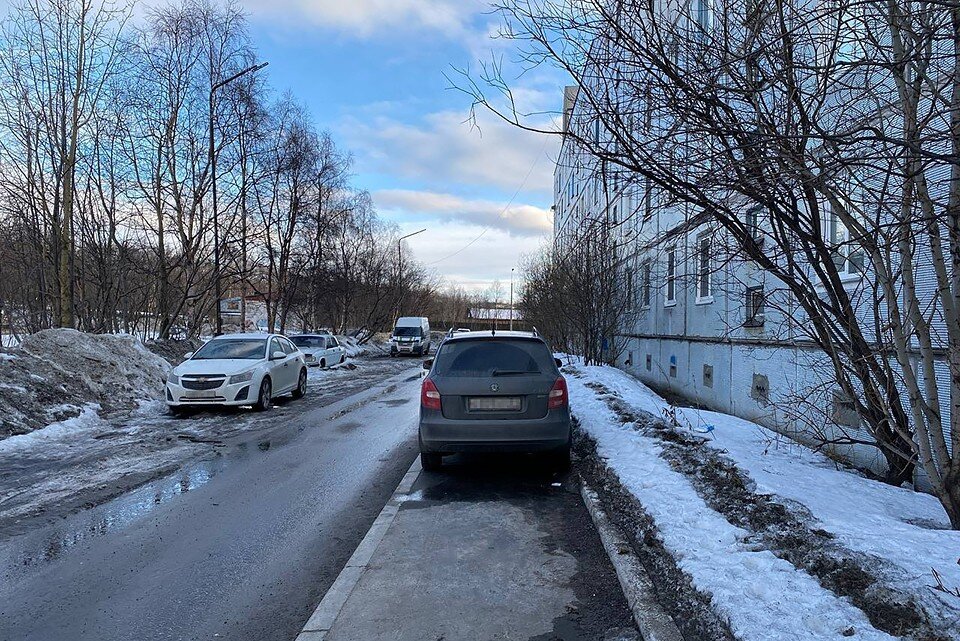     В Мурманске водитель, решивший припарковаться на тротуаре, будет привлечен к ответственности. Фото: t.me/murmansk_chp