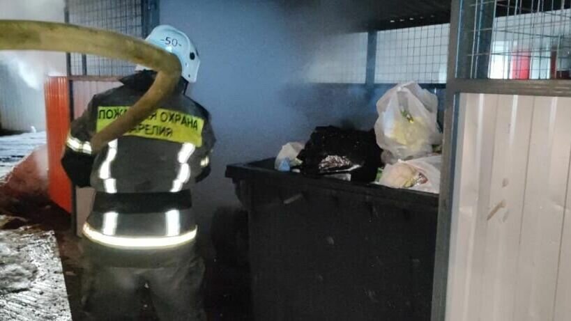     В городе Пудож неизвестные поджигают мусорные баки на контейнерной площадке, о чем сообщается в местной группе в социальной сети.