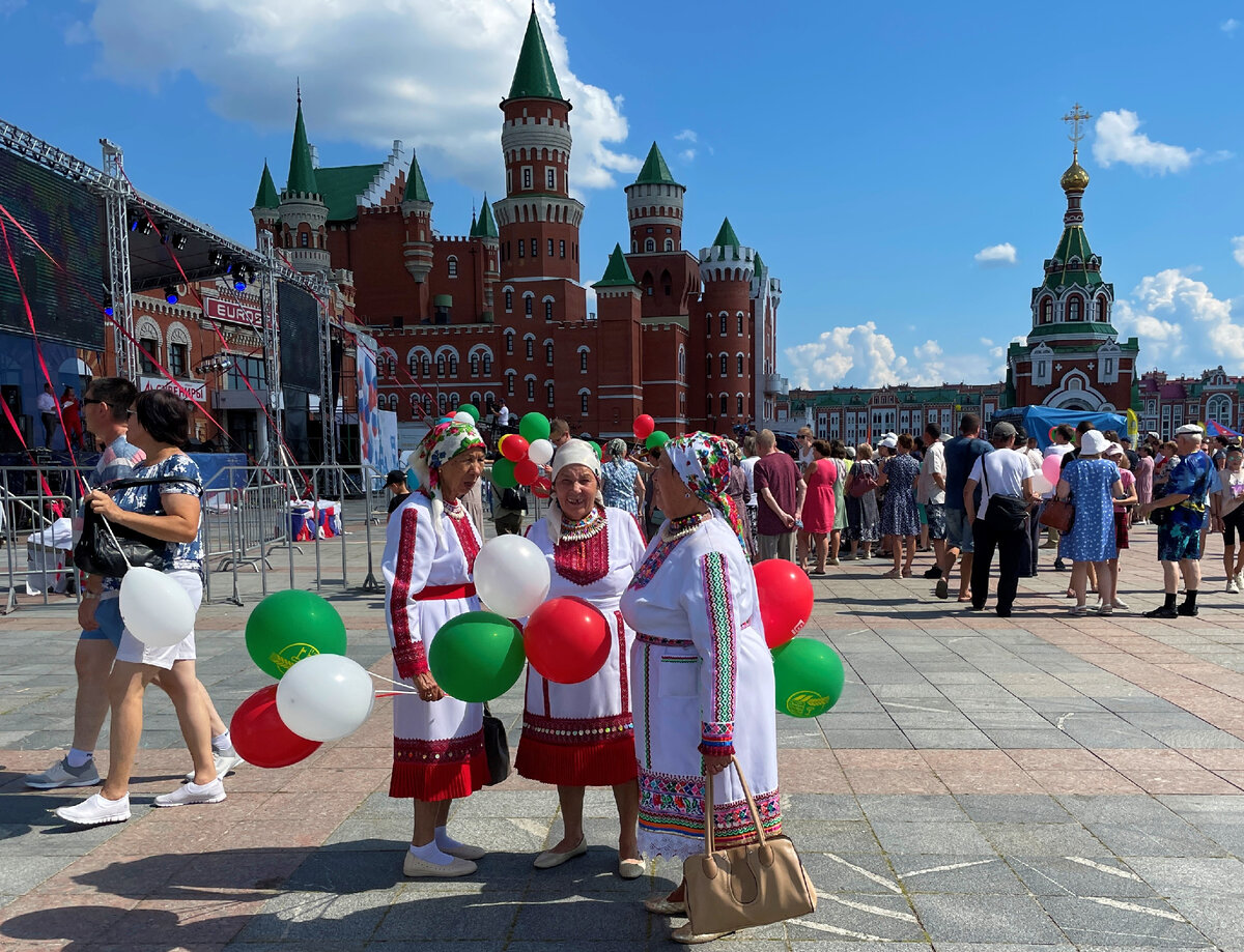 Гуляй Йошкар-Ола! Один день в толпе народа. Послушали необычное пение,  полюбовались татарским пловом и европейской архитектурой | Под зонтиком |  Дзен