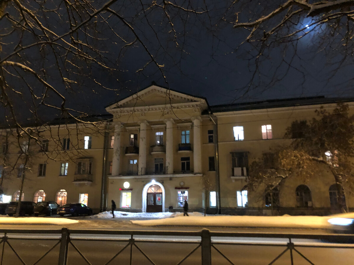 Центр в Красном Селе. Красивое здание