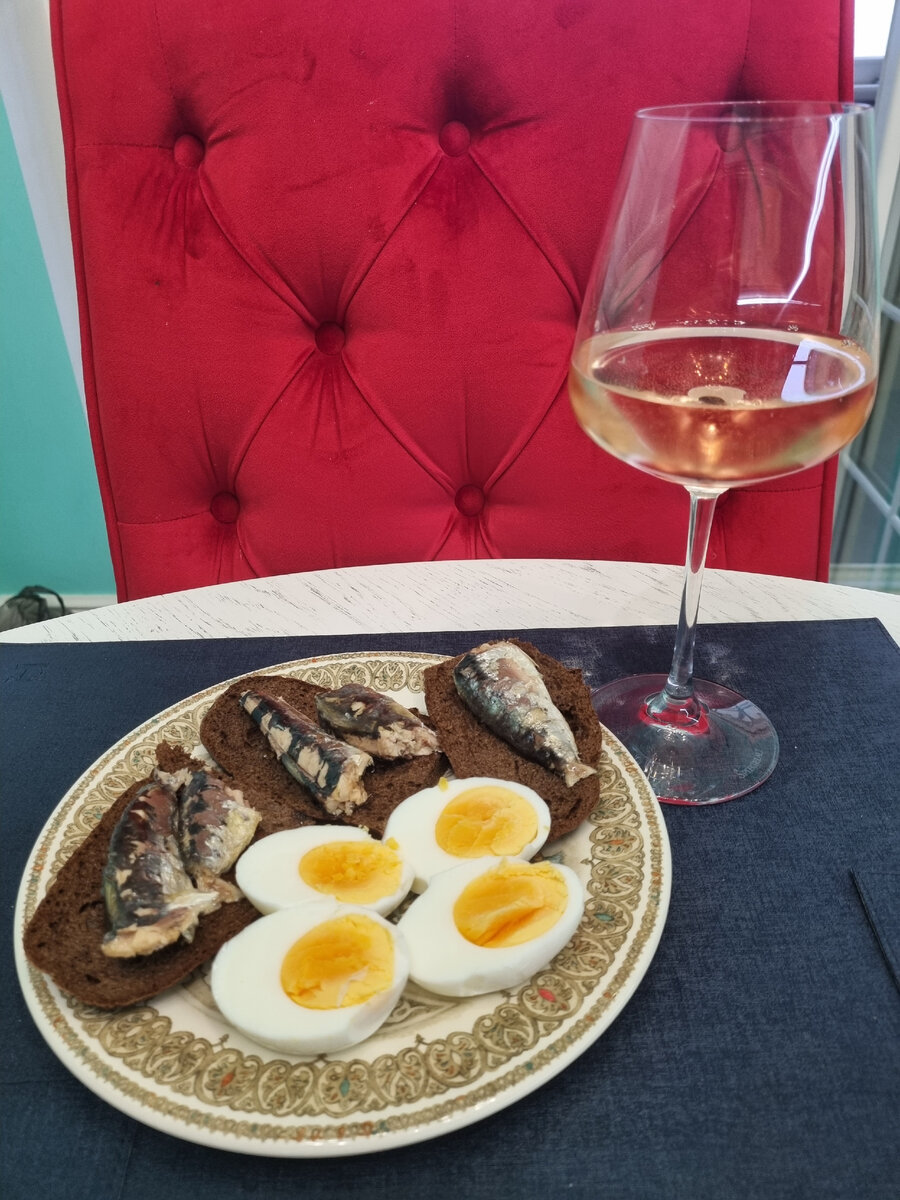 (Фото автора. Бородинский, сардины и варёное яичко с бокалом розэ - самое оно)