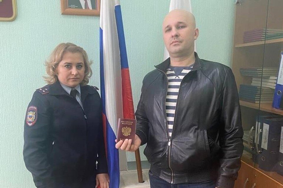     Мужчина из ДНР получил паспорт гражданина РФ  Пресс-служба МВД России по Томской области