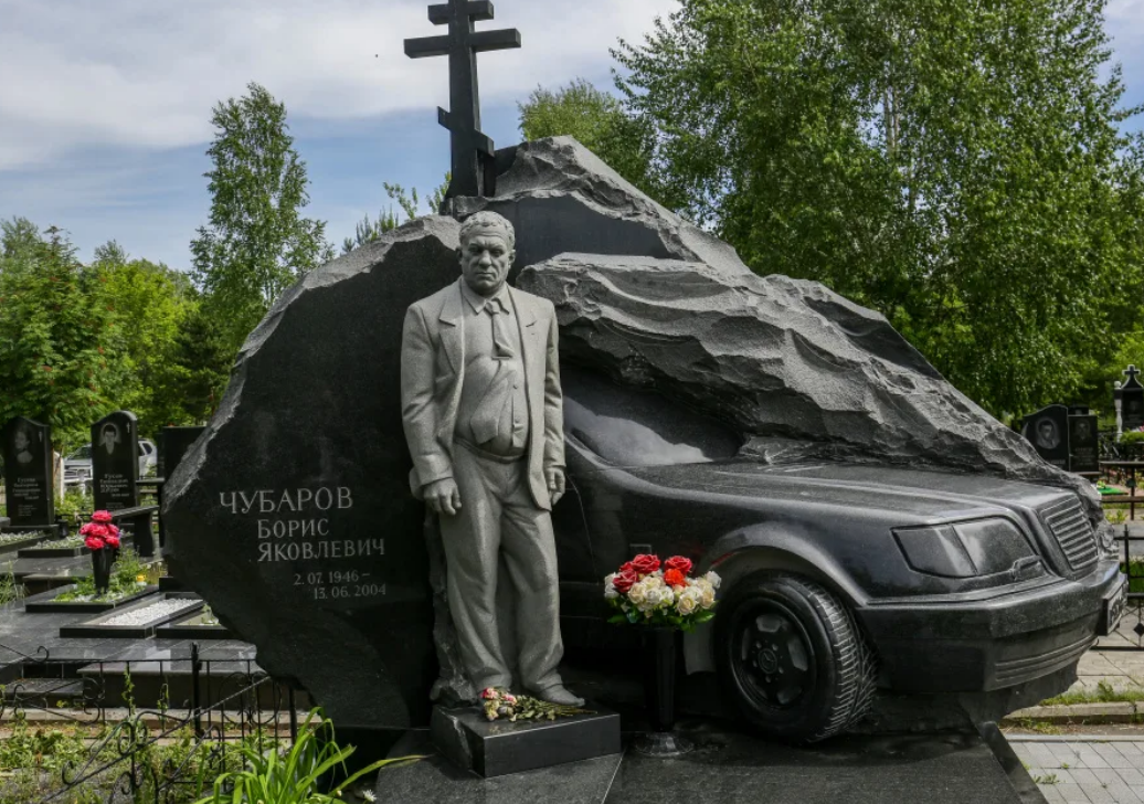 Надгробие в виде автомобиля