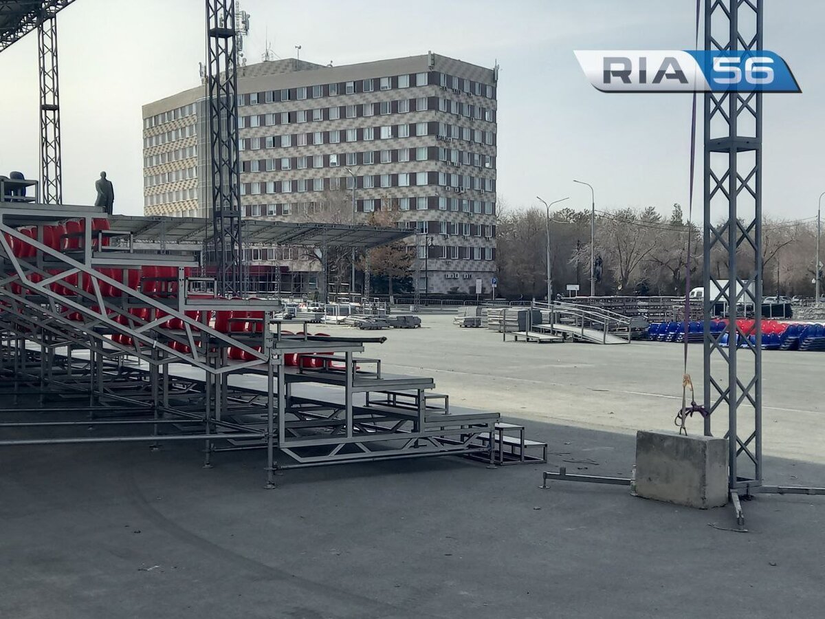  📷    В Оренбурге на площади имени Ленина идет монтаж трибун и сцены к 9 мая Андрей Севостьянов