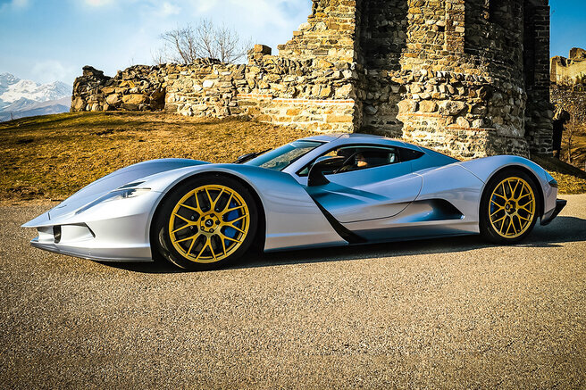 Далеко не все автомобилисты ментально готовы к переходу на электрическую технику со всей её технической спецификой. Мощным мотиватором принять новую реальность сегодня служат могучие суперавтомобили со сногсшибательной внешностью, нулевым выхлопом и чудовищным ускорением под саундтрек, который напоминает гул взлетающего самолета.Отдача двигателей внутреннего сгорания наращивалась десятилетиями шаг за шагом, словно мышечная масса бодибилдеров, предпочитающих натуральный тренинг без применения фармакологической поддержки. Электрокары на фоне машин традиционной конструкции выглядят жителями Шамбалы, получившими ключи к тайным знаниям и необычайную физическую силу, которая способна пошатнуть давно сформировавшиеся представления о пределе возможностей. Это относится не только к спортивным машинам, изначально заточенным под совершенно определенные задачи, но и к внедорожной технике. Вы можете себе представить серийный вездеход с четырехзначной мощностью и динамикой разгона на уровне Porsche 911 Turbo?