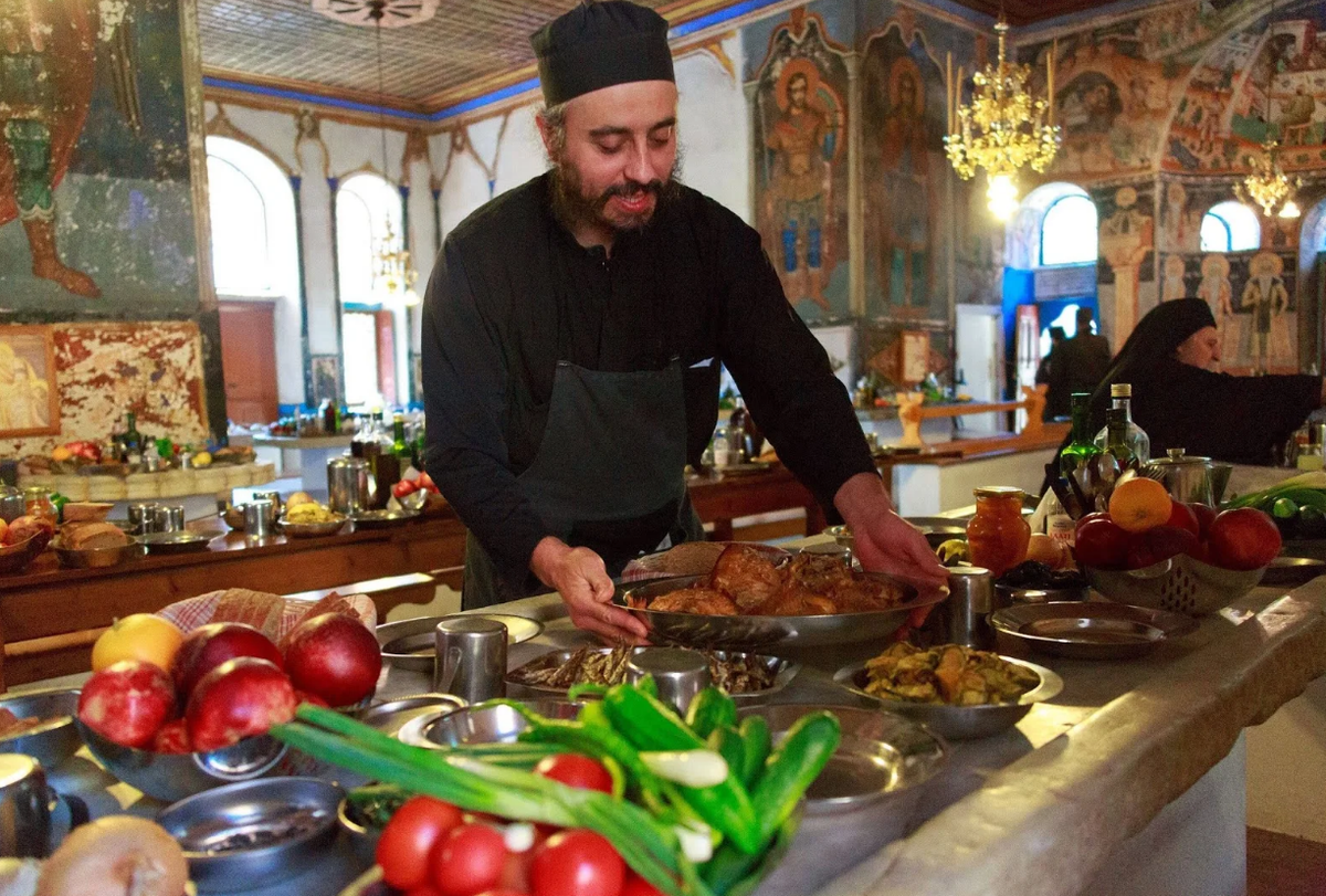 Православный пост еда. Монастырская кухня Свято Данилова монастыря. Монастырская Трапеза в монастыре. Трапезная Ватопед. Пост в монастыре Трапеза Великий.