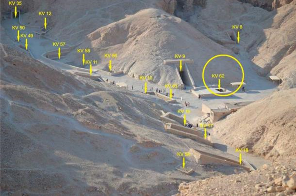 Долина царей. Желтым обведен район, в котором в 2020 году была обнаружена самая последняя геофизическая аномалия, рядом с гробницей Тутанхамона, KV62. (Kingtut/ CC BY-SA 3.0 )
