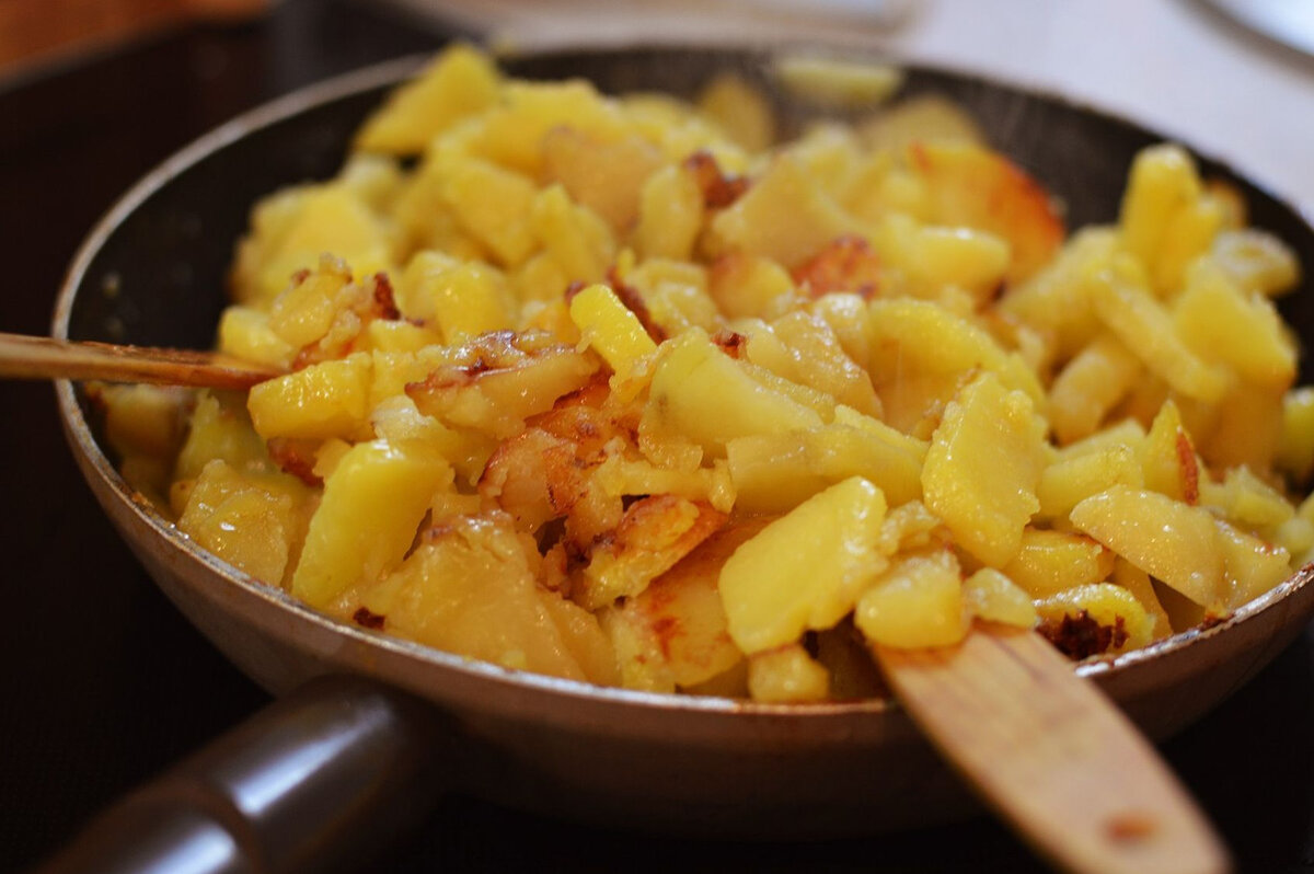 Пошагово жарить картошку. Жареная картошка. Картофель на сковороде. Fried Potatoes. Можно ли молодую картошку жарить с кожурой.