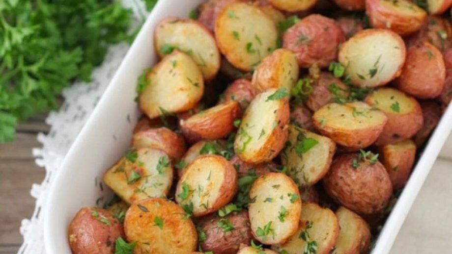 Картофель с чесноком запечённые в духовке