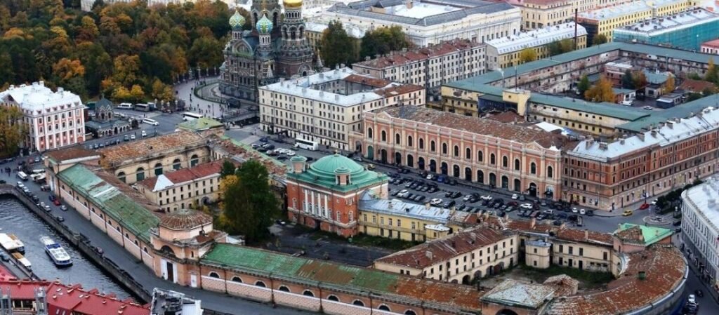 Здание Конюшенного ведомства расположено в самом центре Санкт-Петербурга