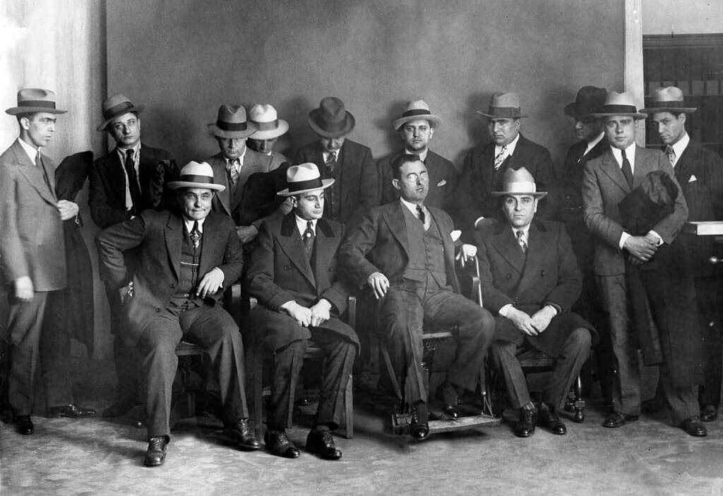 "Коса Ностра" (Cosa Nostra) - это мафиозная организация, которая возникла на Сицилии в Италии в конце 19-го века. Ее члены занимались разными незаконными видами деятельности, такими как азартные игры, контрабанда, рэкет, проституция и наркотики.

Организация распространилась в другие части Италии и затем за границу, включая США. В США она стала известна под названием "Сицилийская мафия".

"Коса Ностра" имела строгую иерархическую структуру с лидером, который назывался "Капо ди тутти капи" (Capo di tutti capi), что означает "главный среди всех глав". Организация использовала насилие и убийства, чтобы защитить свой бизнес и расширять свое влияние.

Влияние "Косы Ностры" было особенно значительным на Сицилии, где она контролировала значительную часть экономики. Однако, правительство Италии начало активно бороться с мафией в 1980-х годах, что привело к арестам и судебным процессам. Это ослабило ее влияние, но она продолжала свою деятельность до настоящего времени.

Сегодня "Коса Ностра" не имеет большой власти, как это было раньше, но она по-прежнему является одной из самых известных мафиозных организаций в мире. Она также оставила значительный след в культуре, литературе и других формах искусства.