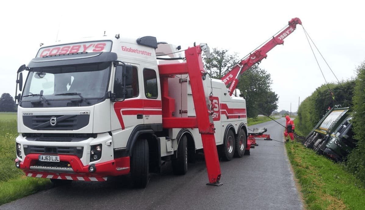 Грузовой эвакуатор 30т. Грузовой эвакуатор s500. Работа грузовых эвакуаторов. Грузовая эвакуация сыктывкар. Спецтехника в деле.