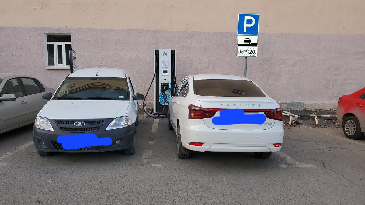 Справа тот самый электромобиль, который я брал в аренду. А слева как вы видите уже никто зарядится не сможет. Так как там стоит Ларгус. Благо водитель был там и отъехал, когда я его попросил. И он к сожалению даже не осознавал что своим действием просто перекрыл доступ к зарядке.