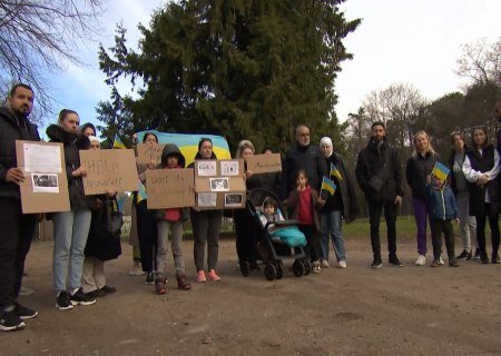    "Живём здесь, как в армии". В Нидерландах протестуют украинские беженцы