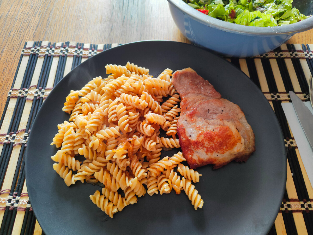 Отбивная из свинины без панировки, на гарнир пружинки "Станичные" Макфа 