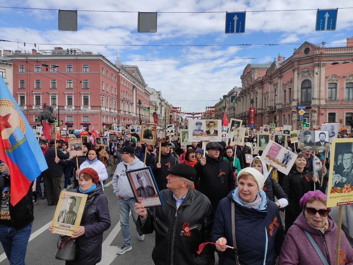 Миллионы людей на шествии Бессмертного полка