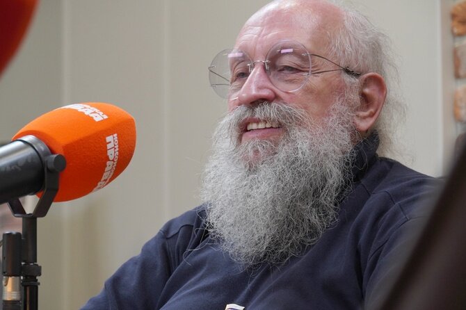 Анатолий Александрович Вассерман - известный российский политический аналитик, журналист и писатель. Он родился 9 декабря 1952 года в Одессе, Украина. Вассерман известен своими консервативными взглядами и критикой западного либерализма.

Семья Вассермана была еврейской, а его отец был математиком. Он вырос в высокоинтеллектуальной среде, что повлияло на его интерес к науке и политике. Вассерман окончил Московский физико-технический институт в 1975 году по специальности "теоретическая физика".
В юности он проявлял большой интерес к истории, философии и политологии. В 1974 году он окончил факультет журналистики Одесского государственного университета им. И.И. Мечникова. В дальнейшем Вассерман работал в различных изданиях, в том числе в газете "Комсомольская правда" и журнале "Огонек". Однако наиболее известен он как автор статей и комментариев в газете "Коммерсантъ".

Особое место в творчестве Анатолия Вассермана занимает его книга "Эпоха безбилетника", опубликованная в 1995 году. В ней он рассказывает о жизни в СССР и о том, как люди выживали в условиях недостатка и дефицита. Книга стала настоящим бестселлером и была переведена на многие языки.

Вассерман также известен своими лекциями по истории, культуре и политике. Он преподавал в Московском государственном институте международных отношений, в Московском государственном университете имени М.В. Ломоносова и в других высших учебных заведениях. Его лекции всегда были интересными и популярными, и многие из них были записаны и выложены в сети.

После окончания университета Вассерман работал научным сотрудником в Институте ядерных исследований в Москве. Однако вскоре он заинтересовался политикой и начал писать статьи для различных газет и журналов. В 1990-е годы он стал постоянным сотрудником газеты "Советская Россия" и журнала "Завтра".

Политические взгляды Вассермана часто противоречивы. Он известен своей критикой западного либерализма и поддержкой традиционных ценностей. Он также критиковал российское правительство, особенно в начале 2000-х, когда был ярым противником Владимира Путина.
Анатолий Александрович Вассерман – это уникальная личность, которая заслуживает внимания и интереса. Вассерман – это не только известный публицист, журналист и писатель, но и преподаватель, политолог, историк и общественный деятель. В этой статье мы рассмотрим его жизненный путь, достижения и вклад в культуру и образование.





В дополнение к своим политическим комментариям Вассерман также является плодовитым писателем. Он написал несколько книг по политике, истории и науке, в том числе "Крах империи: уроки для современной России" и "Физика невозможного".

 женат, у него двое детей. Он известен своим затворническим образом жизни и редко дает интервью или появляется на публике. Несмотря на это, у него много последователей в России, и он считается одним из самых влиятельных политических аналитиков страны.

В последние годы Вассерман стал больше заниматься политикой. Он был кандидатом на президентских выборах в России в 2018 году, но его кандидатура была отклонена Центральной избирательной комиссией. Он также принимал участие в создании новой политической партии - Национально-консервативного движения.

В целом Анатолий Александрович Вассерман - сложная фигура в российской политике и обществе. Его консервативные взгляды и критика западного либерализма сделали его противоречивой фигурой, но его интеллект и писательская деятельность снискали ему верных последователей.