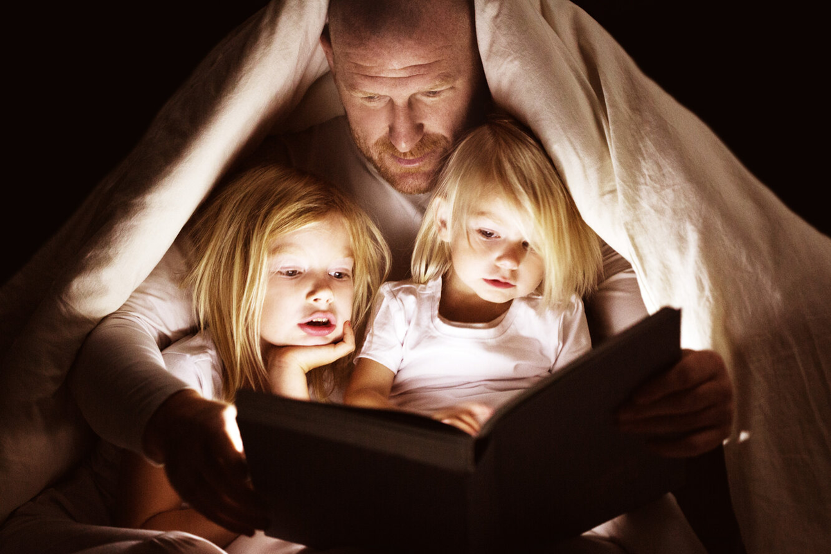 Родители и дети. Папа читает книгу детям. Совместное семейное чтение. Папа читает сказку.